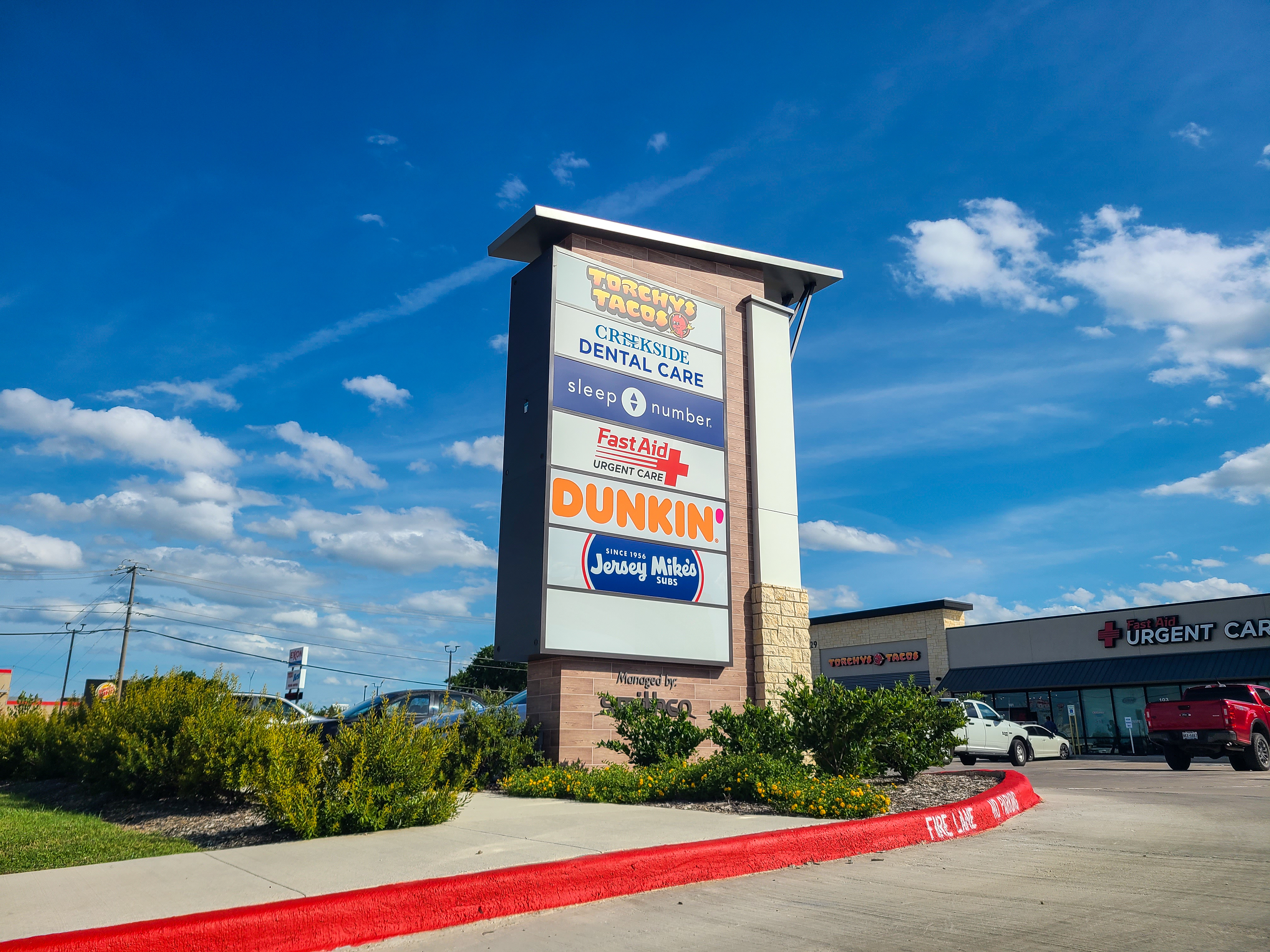 Multi-tenant shopping center sign